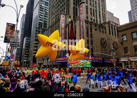 L'annuale giorno del Ringraziamento di Macy parata lungo Avenue of Americas con palloncini che galleggiano nell'aria. Foto Stock