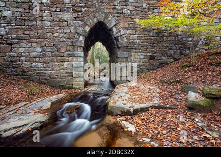 Poinsett Bridge Over Little Gap Creek - Poinsett Bridge Heritage Preserve - Travelers Rest, near Greenville, South Carolina, USA [completato nel 1820, s Foto Stock