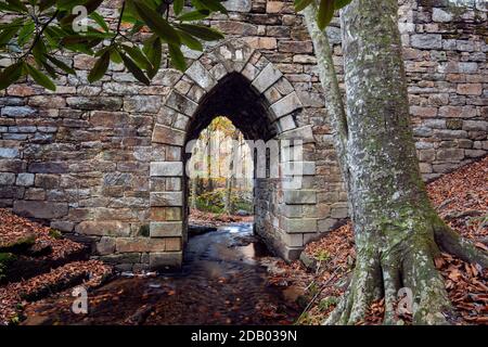 Poinsett Bridge Over Little Gap Creek - Poinsett Bridge Heritage Preserve - Travelers Rest, near Greenville, South Carolina, USA [completato nel 1820, s Foto Stock