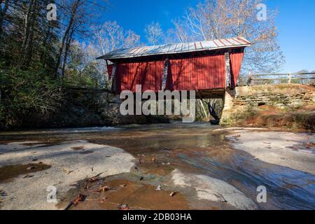 Campbell's Covered Bridge su Beaverdam Creek - Landrum, vicino a Greenville, Carolina del Sud, USA [costruito nel 1909. Solo il ponte coperto rimanente in Foto Stock