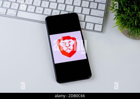 Logo dell'app Brave Private browser sullo schermo di uno smartphone. Foto Stock
