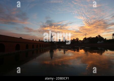 Kathmandu, Nepal. 16 Nov 2020. La gente visita il Ranipokhari, un laghetto storico all'alba durante il Nepal Sambat Capodanno e Bhaitika del festival di Tihar a Kathmandu, Nepal il 16 novembre 2020. Lo stagno Ranipokhari, gravemente danneggiato durante il terremoto del 2015, è aperto al pubblico dopo cinque anni di ricostruzione. Credit: Sunil Sharma/ZUMA Wire/Alamy Live News Foto Stock