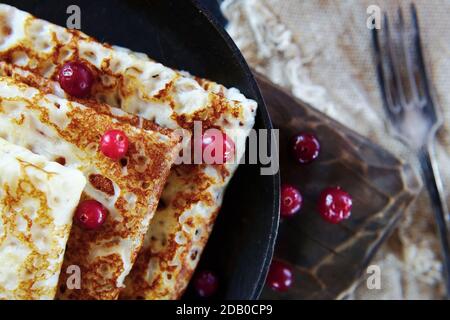 Cibo nazionale russo. Pancake in una padella con latte. Stile rustico Foto Stock