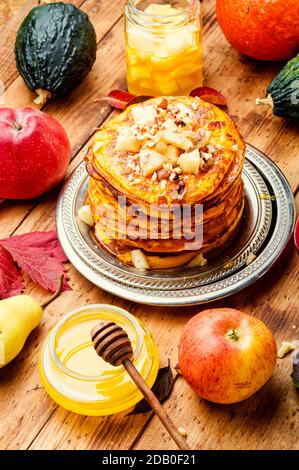 Pila di frittelle di zucca fatte in casa.Pumpkin frittelle con miele Foto Stock