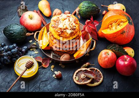 Pila di frittelle di zucca fatte in casa.Pumpkin frittelle con miele Foto Stock