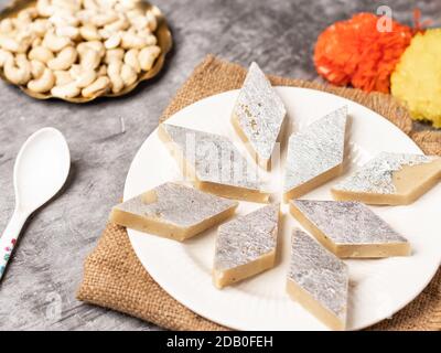 Kaju katli / kaju barfi è un dolce indiano a forma di diamante fatto con l'immagine di stock di cashew. Foto Stock