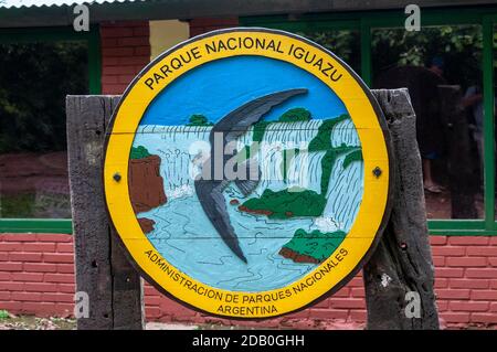 Un logo ufficiale del Parco Nazionale di Iguazu nel Parco Nazionale di Iguazu in Argentina. Foto Stock