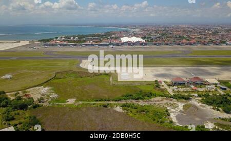 Aeroplani all'aeroporto Balinese, Bali Island, Indonesia. Vista aerea dell'aeroporto di Ngurah Rai Foto Stock