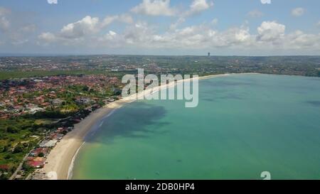 Antenna fuco vista della vacanza in spiaggia di Sanur, Bali, Indonesia con vista oceano, barche, spiaggia, le ville e le persone. Foto Stock