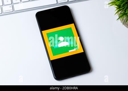 Logo dell'app Google Classroom sullo schermo di uno smartphone. Foto Stock