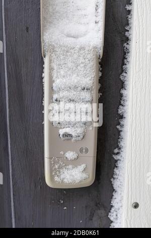 Apertura della porta del garage coperta di neve in inverno Foto Stock