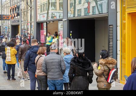 Vienna, Austria. 14 novembre 2020. Negozi di persone nella via dello shopping di Mariahilfer durante il fine settimana prima del passaggio alla lockdown, Vienna, Austria, 14 novembre 2020. Sabato l'Austria ha ordinato un blocco nazionale di tre settimane a partire dal 17 novembre per limitare la diffusione del COVID-19. Credit: Georges Schneider/Xinhua/Alamy Live News Foto Stock