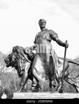 Scala di grigi immagine verticale di una statua di un leone e fabbro con un martello e un rotolo, Londra Foto Stock