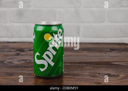 Una lattina d'alluminio vintage di bevanda analcolica Sprite contro il wal. mattone Foto Stock