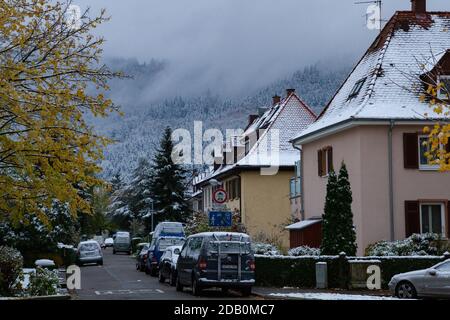 Freiburg im Breisgau/Germania - 10 28 2012: Via europea vuota sulla nuvolosa giornata autunnale dopo la prima neve Foto Stock