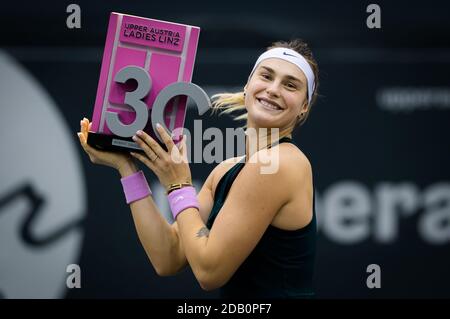 Aryna Sabalenka della Bielorussia si pone con il trofeo campioni di Il 2020 Upper Austria Ladies Linz WTA International Tourname tennis / LM Foto Stock