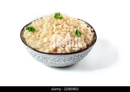 Una ciotola di riso bianco con foglie di prezzemolo fresco uno sfondo bianco Foto Stock