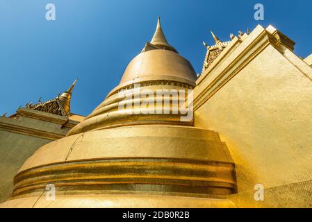 Bangkok, Thailandia - 7 dicembre 2019: Mosaico dorato su stupa, Chedi primo piano, pagoda d'oro al Tempio del Buddha di Smeraldo, Grand Palace a Bang Foto Stock