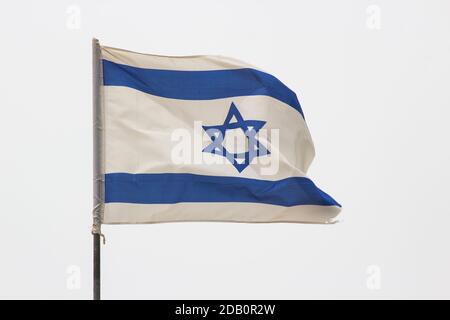 Un vestito di stracci Flage israeliano aloft in una brezza tesa contro un cielo blu al Banais Riserva Naturale delle alture del Golan in Israele. Foto Stock