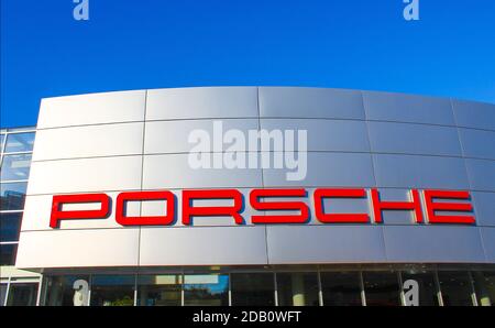 Kiev, Ucraina - 29 luglio 2020: Porsche automobili concessionaria esterno. Porsche Automobile Holding è una holding tedesca con investimenti nel settore automobilistico. Foto Stock