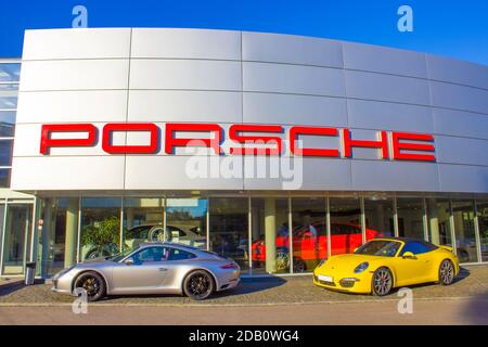 Kiev, Ucraina - 29 luglio 2020: Porsche automobili concessionaria esterno. Porsche Automobile Holding è una holding tedesca con investimenti nel settore automobilistico. Foto Stock