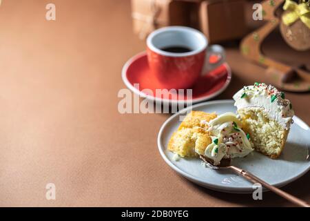 Cupcake natalizi fatti in casa con decorazioni diverse. Concetto di cibo di nuovo anno. Foto Stock