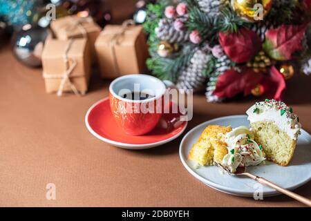 Cupcake natalizi fatti in casa con decorazioni diverse. Concetto di cibo di nuovo anno. Foto Stock