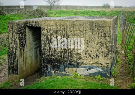 Pillbox o Bunker fatto intorno al 1940 per difendere il Regno Unito contro la possibile invasione nemica, Coalhouse Fort, East Tilbury, Essex, Inghilterra Foto Stock