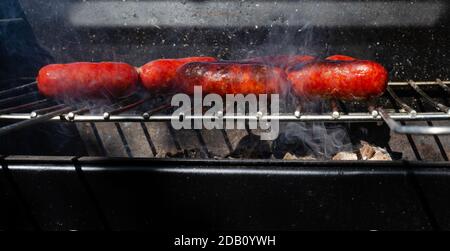 Barbecue di salsicce di maiale alla griglia. Foto Stock