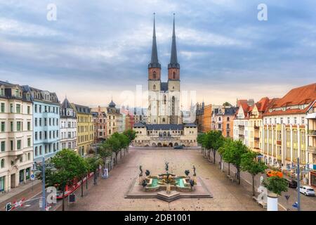 Halle (Saale), Germania. Veduta aerea di piazza Hallmarkt e della chiesa di Marktkirche nel centro storico Foto Stock