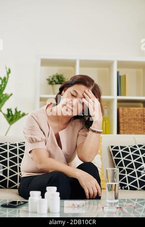 La donna che soffre di mal di testa Foto Stock