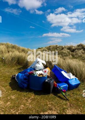 Rifiuti, inclusa la plastica rimossa dopo una pulizia della spiaggia, per evitare l'ingresso di rifiuti indesiderati nell'ambiente marino. Foto Stock