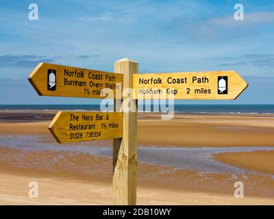 Cartello in legno sul Norfolk Coat Path a Holkham Bay Norfolk Inghilterra Regno Unito Foto Stock