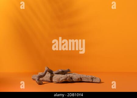 Composizione podio vuoto presentazione prodotto sfondo arancione Foto Stock