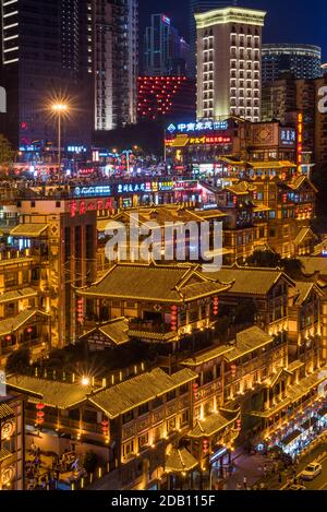 Chongqing, Cina - 14 Giugno 2018 : skyline di Chongqing di notte con l'area turistica della grotta di HongyaDong in primo piano Foto Stock