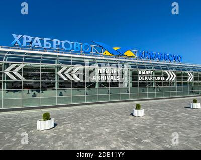 RUSSIA, KALININGRAD - 03 SETTEMBRE 2020: Vista moderna dell'aeroporto di Khrabrovo, Kaliningrad, Russia contro il cielo blu dopo la revisione Foto Stock