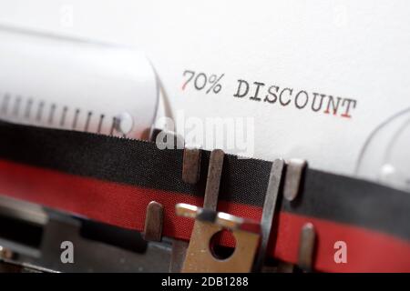 70% di sconto scritto su carta. Foto Stock