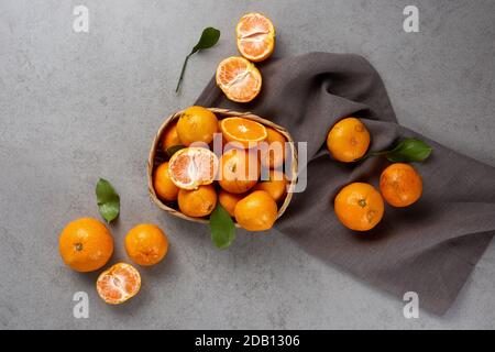 Arance gialle nel cestello Foto Stock