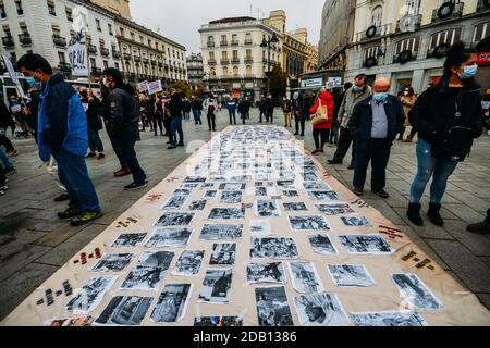 Proteste contro la chiusura del mercato di El Rastro, Madrid, Spagna - 15 novembre 2020 Foto Stock