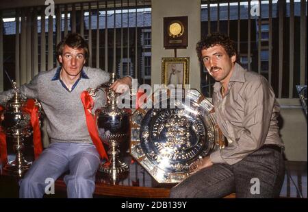 Phil Thompson e Alan Kennedy del Liverpool FC al Sala Anfield Throphy a Liverpool 1980 con il Charity Shield trofeo Foto Stock