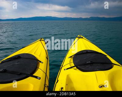 Due kayak nel mezzo del lago Tahoe California puntando verso l'orizzonte dalla vista dei kayak Foto Stock
