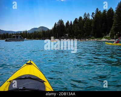 Gruppo di kayak sul lago Tahoe West Shore dal prospettiva di un kayak sull'acqua Foto Stock