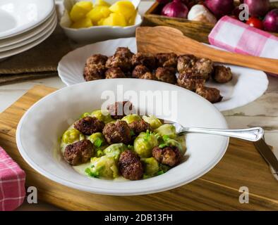 piatto con polpette fritte e verdure su un piatto Foto Stock