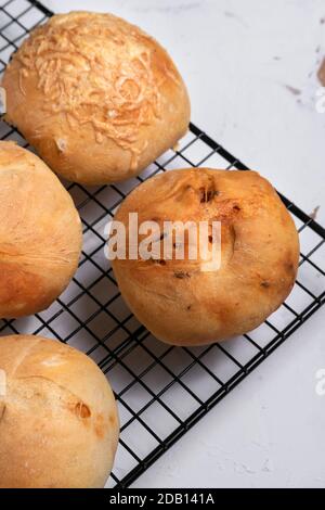 Pane chorizo fatto in casa con formaggio Emmental Foto Stock