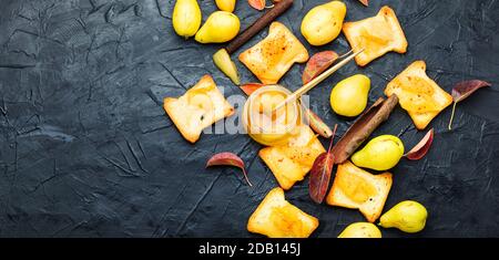 Crostini croccanti o toast al tè con marmellata di pere. Spazio copia Foto Stock