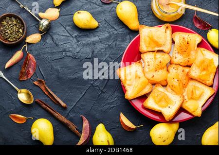 Crostini croccanti o toast al tè con marmellata di pere. Foto Stock