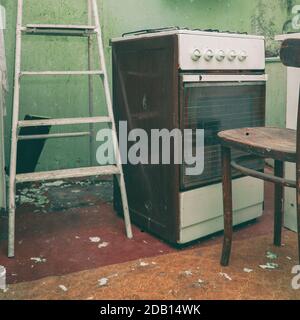 Stufa a gas sporca nella vecchia cucina Foto Stock