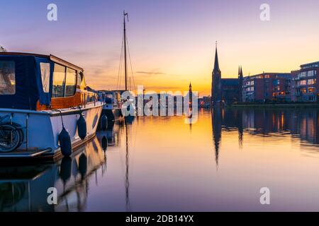 Lo storico villaggio Leidschendam, situato nei Paesi Bassi al Rijn-schiekanaal durante il tramonto Foto Stock