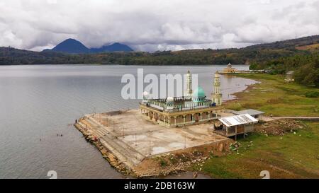 Moschea e lago Lanao circondato da montagne. Mindanao, Lanao del sur, Filippine. Foto Stock