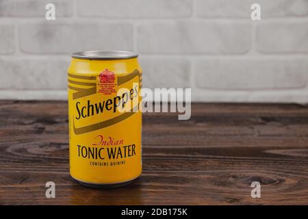 Una vecchia lattina di alluminio di birra Schweppes contro il mattone parete Foto Stock